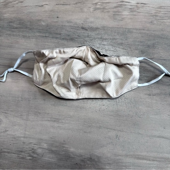 Mask with Nose Wire - Picture 3 of 6